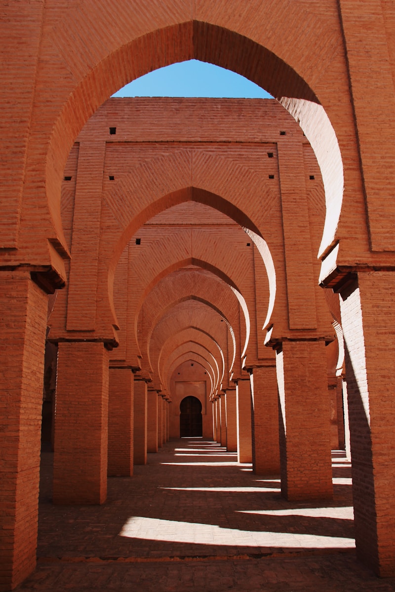 Cour en zellige et jardins du palais-musée Dar Batha à Fès