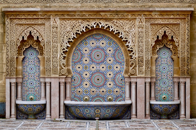 Ruelle bleue et blanche de la kasbah des Oudayas à Rabat au-dessus de l'Atlantique